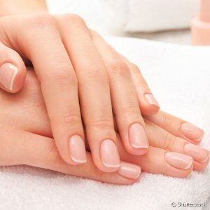 BASE PARA UNHAS FRACAS: SAIBA COMO O PRODUTO AJUDA A FORTALECER AS UNHAS