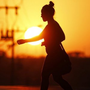 ALTAS TEMPERATURAS CHEGAM JUNTO COM O HORÁRIO DE VERÃO: CUIDADOS COM OS RAIOS SOLARES E LUZ AZUL!