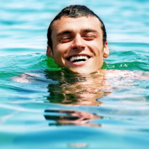 A ÁGUA DO MAR E SEUS BENEFÍCIOS PARA A SAÚDE: SAIBA COMO ELA AJUDA O ORGANISMO