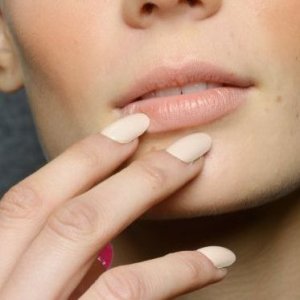 UNHAS DE GEL PREJUDICAM A NATURAL? VEJA A OPINIÃO DE UMA DERMATOLOGISTA