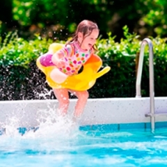 Sempre alerta: assim que seu filho sair da piscina precisa trocar a roupa UV - PAIS E FILHOS